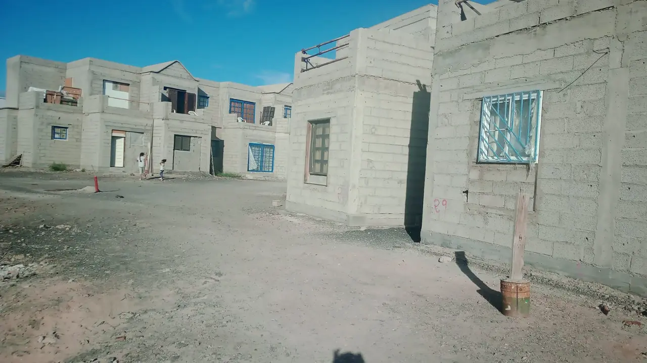 Casas ocupadas en Playa Blanca.