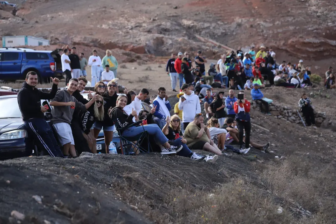 Aficionados a los rallyes en Lanzarote. Foto Sergio Betancort.