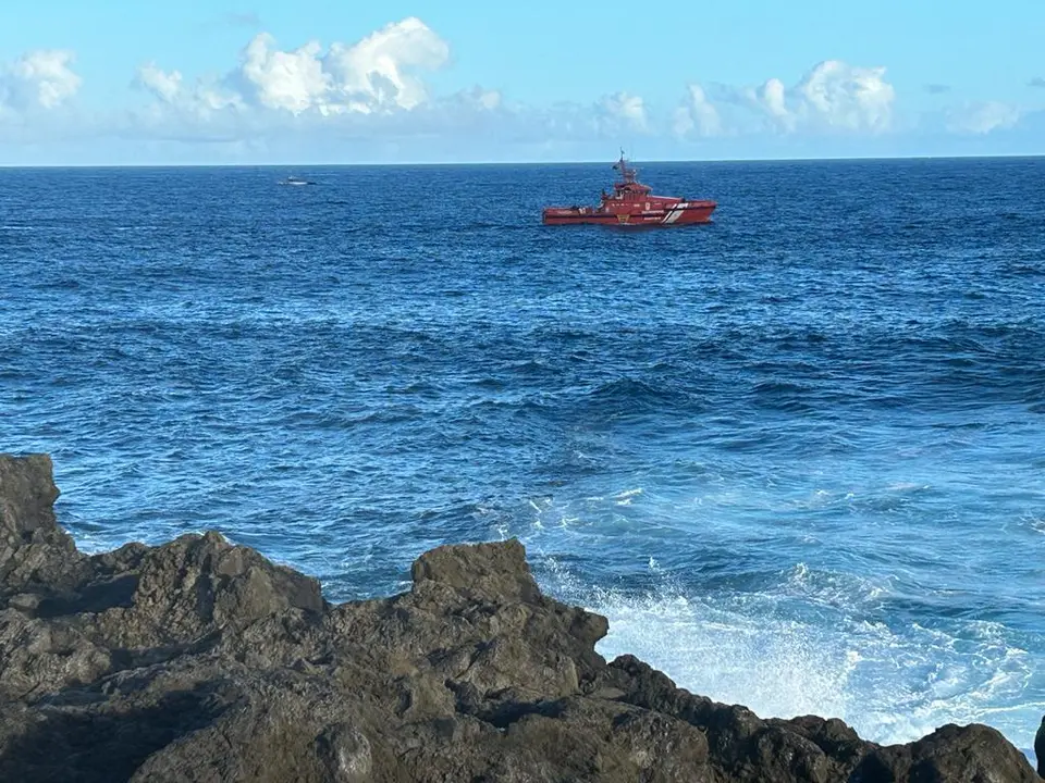 Búsqueda por mar del tripulante desaparecido.