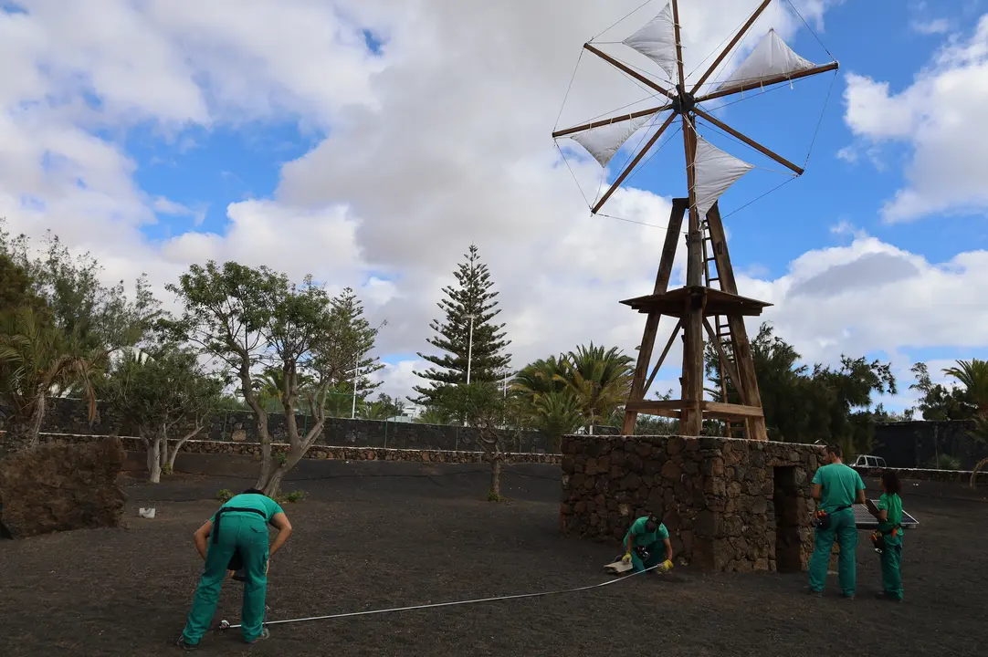 Alumnos de la escuela taller trabajando en la instalación fotovoltaica del molino. Foto Patrimonio Nacional.