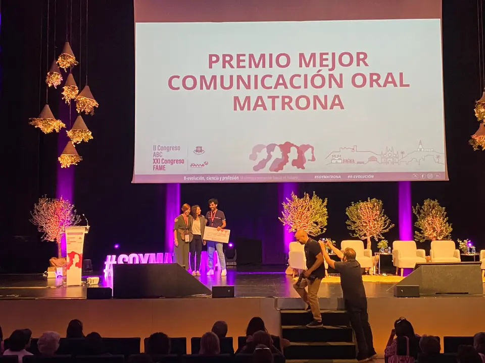 Momento de la entrega del premio a la mejor comunicación oral.