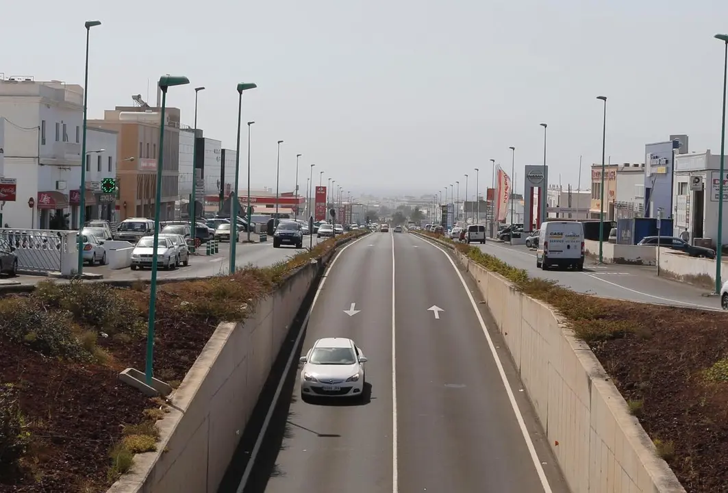 Carretera de Arrecife a San Bartolomé a su paso por Argana. Foto JL Carrasco.