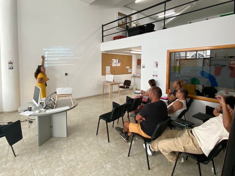 Una de las sesiones grupales realizada en la sede de Arrecife de la 1ª edición del Proyecto En Red.
