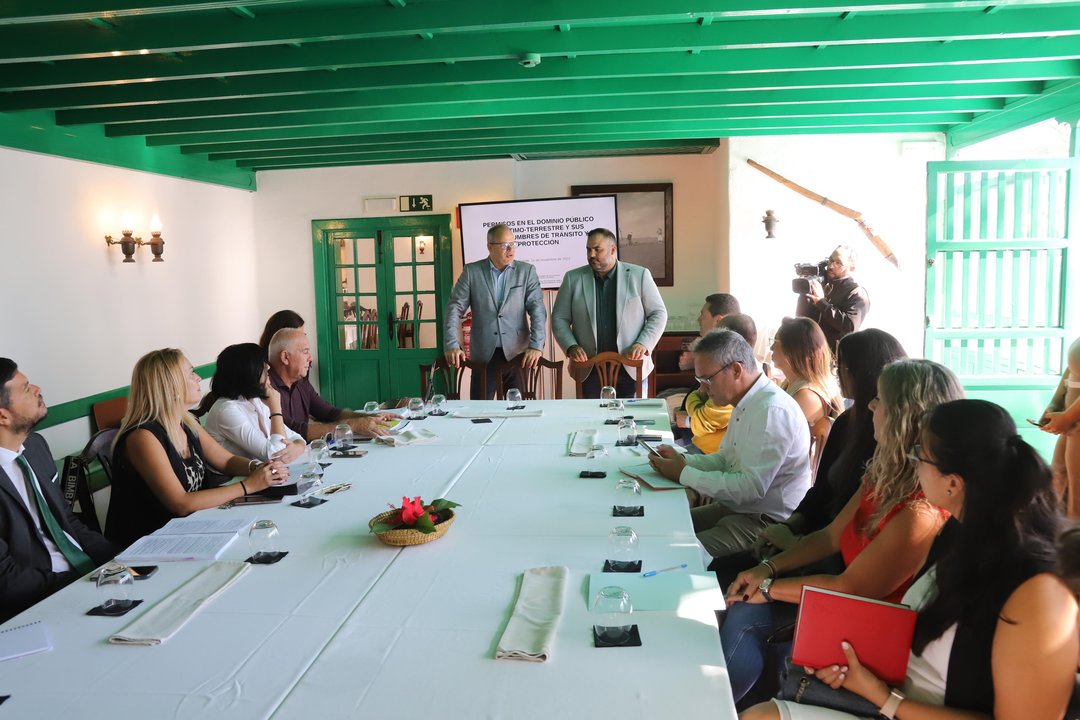 Costas inicia en Lanzarote los encuentros de coordinación con cabildos y ayuntamientos.