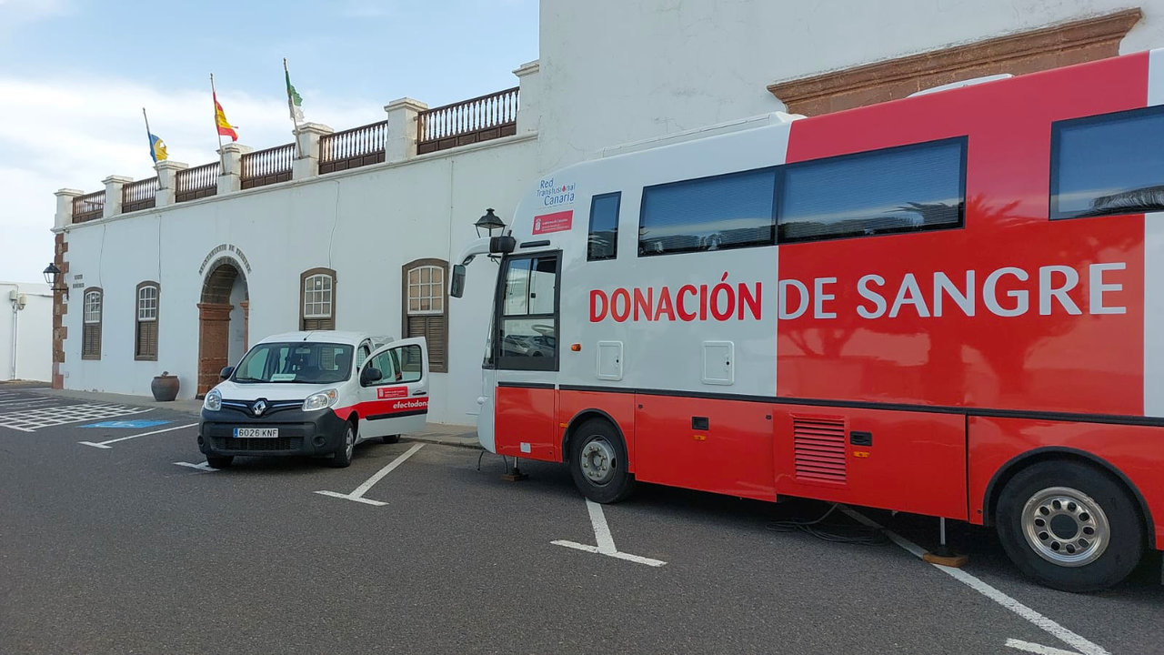Unidad móvil del ICHH ante el Ayuntamiento de Teguise.