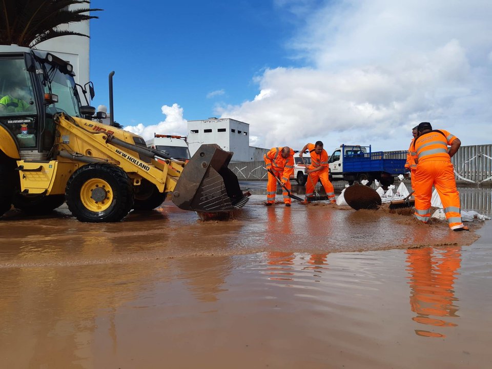 Achique y limpieza tras unas lluvias en la zona de Puerto Naos por parte personal del Ayuntamiento de Arrecife. Imagen de archivo.