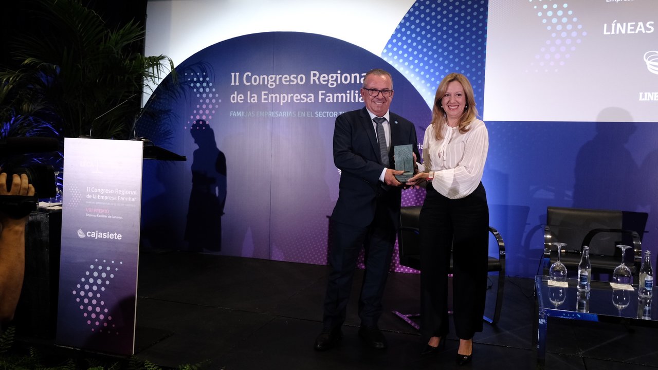 Federico Romero recibe el premio de manos de Rosa Dávila Mamely.