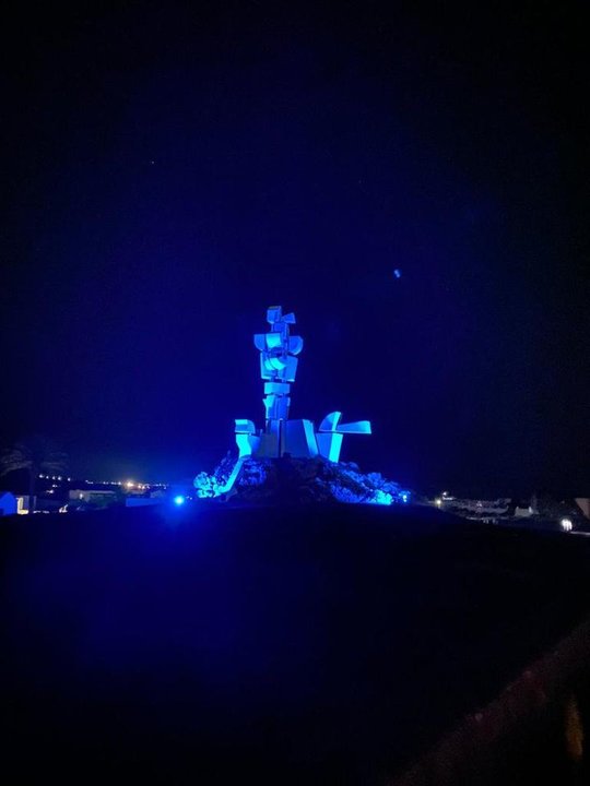 Monumento del Campesino iluminado de color azul.