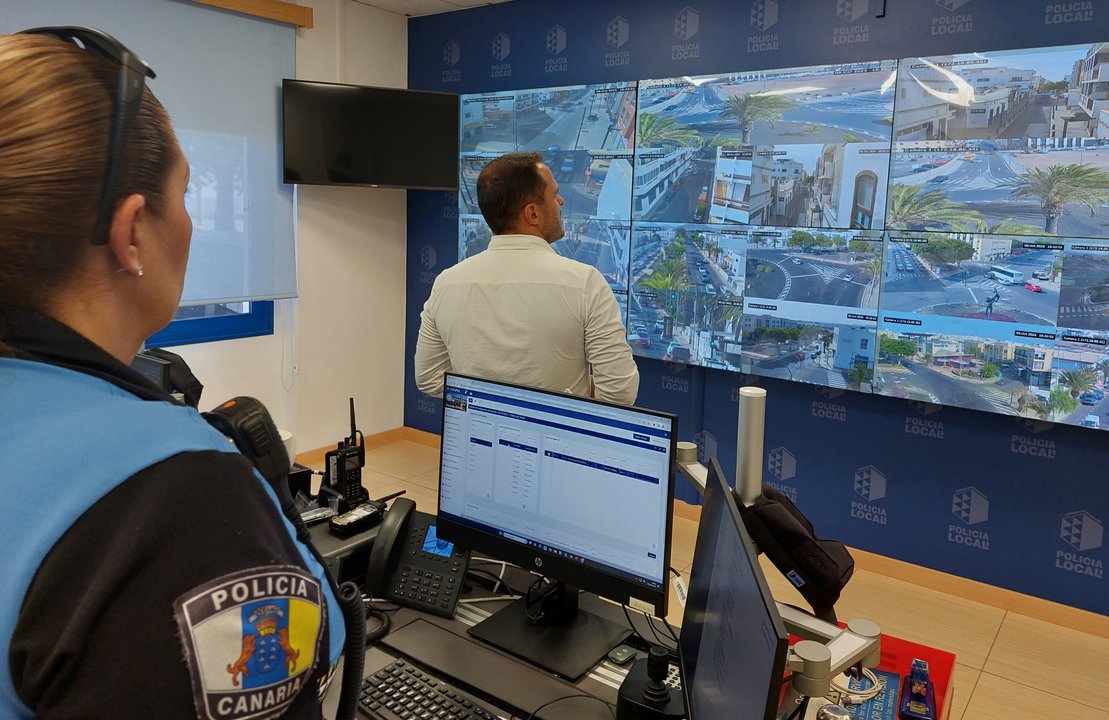 El alcalde en la sala de control de la vídeo vigilancia de Arrecife.