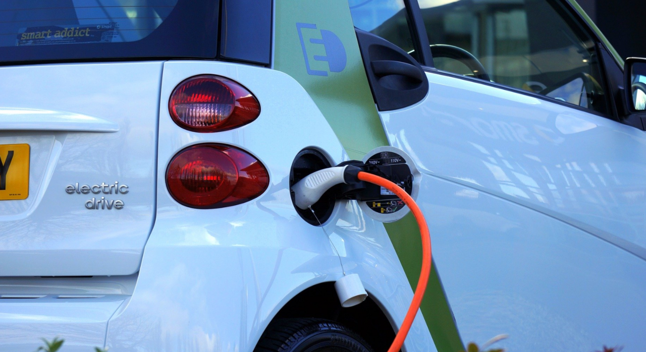 Coche eléctrico recargando la batería.