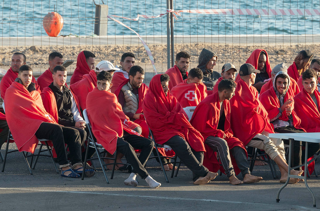 La Salvamar Al Nair ha rescatado hoy sábado a 55 personas de origen magrebí y subsahariano, todos varones, cuando viajaban en una embarcación al este de Lanzarote. Todos han sido trasladados al puerto de Arrecife. EFE/ Adriel Perdomo