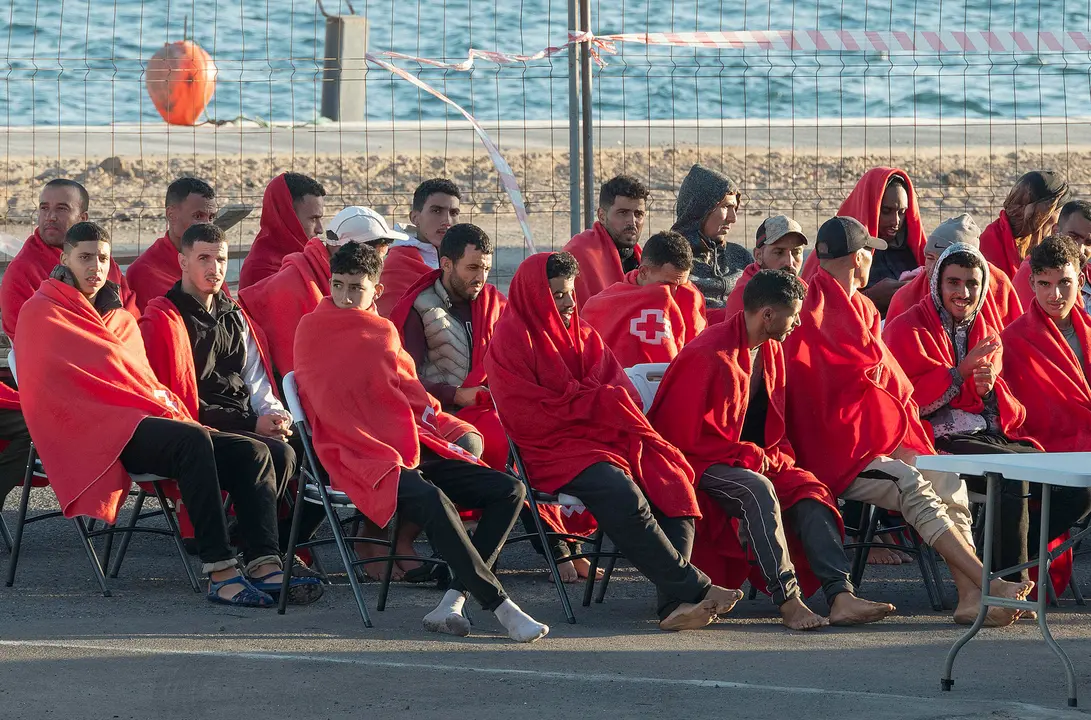 La Salvamar Al Nair ha rescatado hoy sábado a 55 personas de origen magrebí y subsahariano, todos varones, cuando viajaban en una embarcación al este de Lanzarote. Todos han sido trasladados al puerto de Arrecife. EFE/ Adriel Perdomo