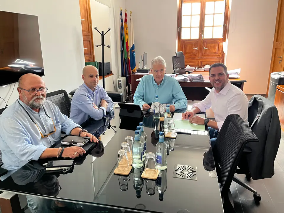 El Cabido en la reunión en el Ayuntamiento de Tías.