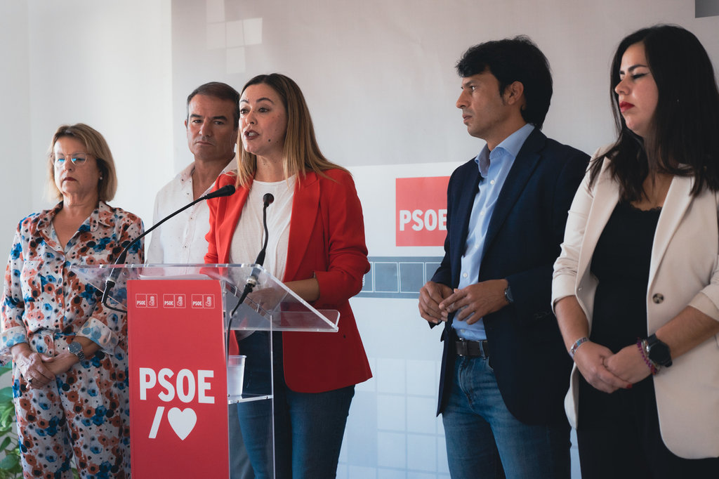 Loli Corujo y los parlamentarios regionales del PSOE.