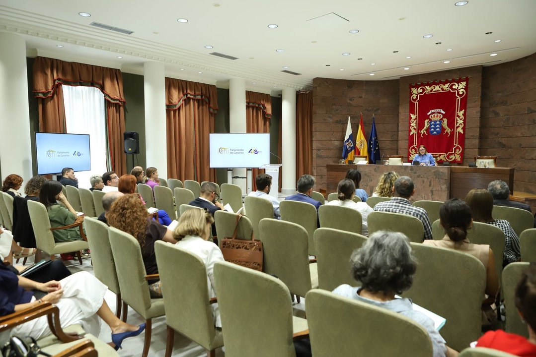 Apertura de las I Jornadas Canarias de la Infancia en el Parlamento de Canarias.