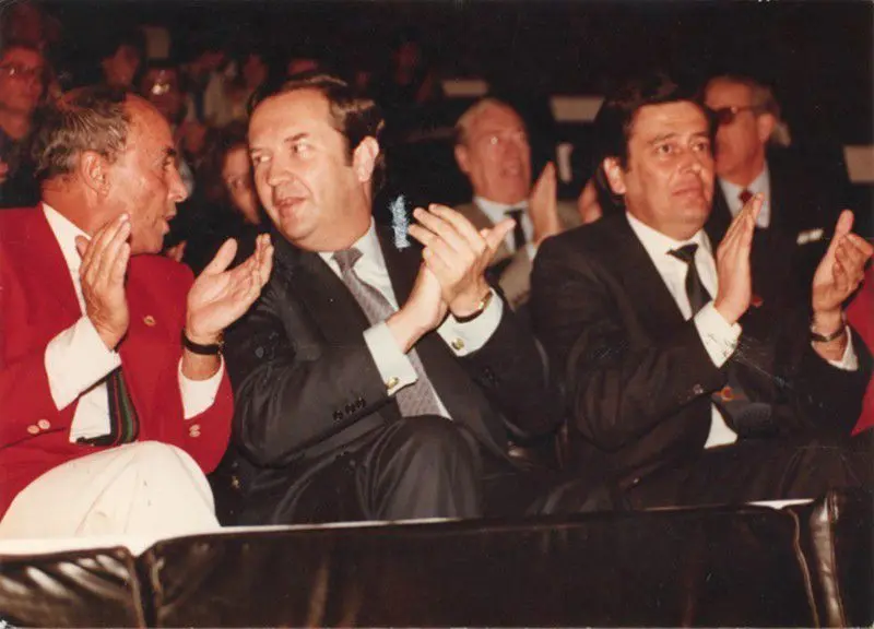 Jerónimo Saavedra en el Auditorio de Jameos del Agua, entre César Mnrique y Enrique Pérez Parrilla.