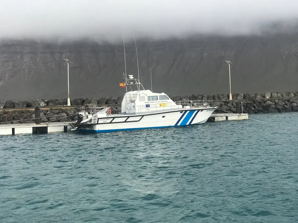 Embarcación de vigilancia de la Reserva Marina en su base del Puerto de Caleta del Sebo. Imagen de archivo.