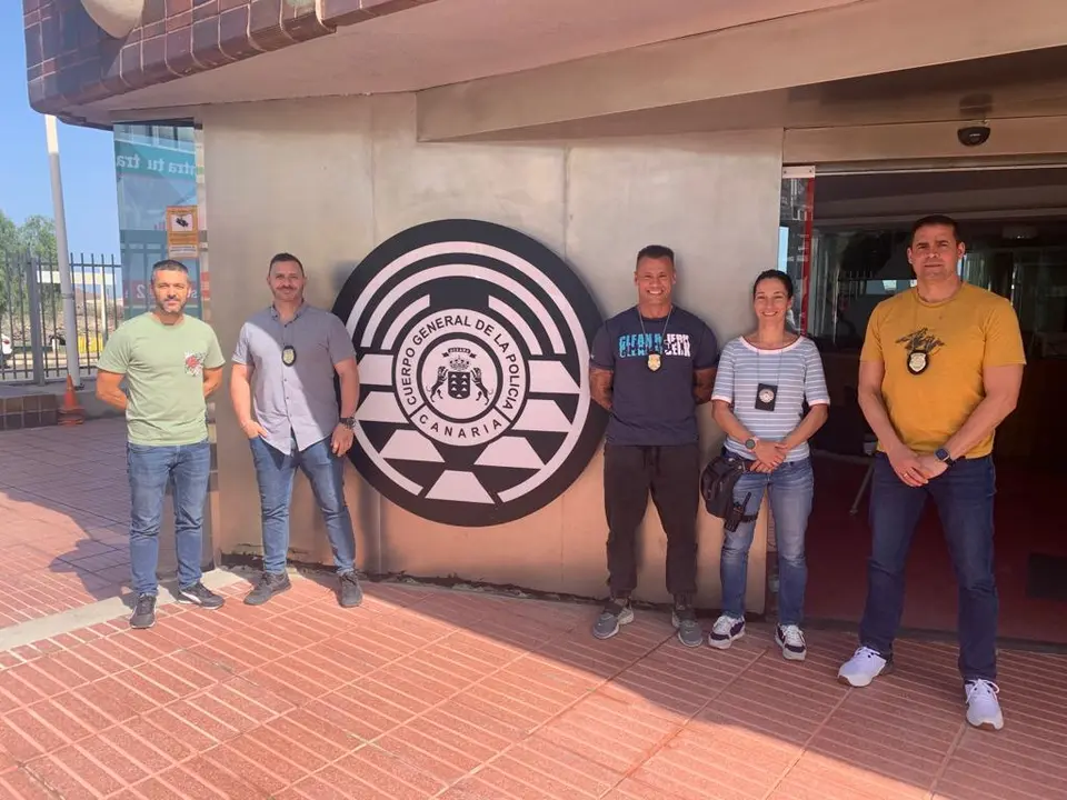 Agentes de la Unidad de Menores y Familia (UMEF) de la Policía Local de Arrecife que han participado en el programa de formación.