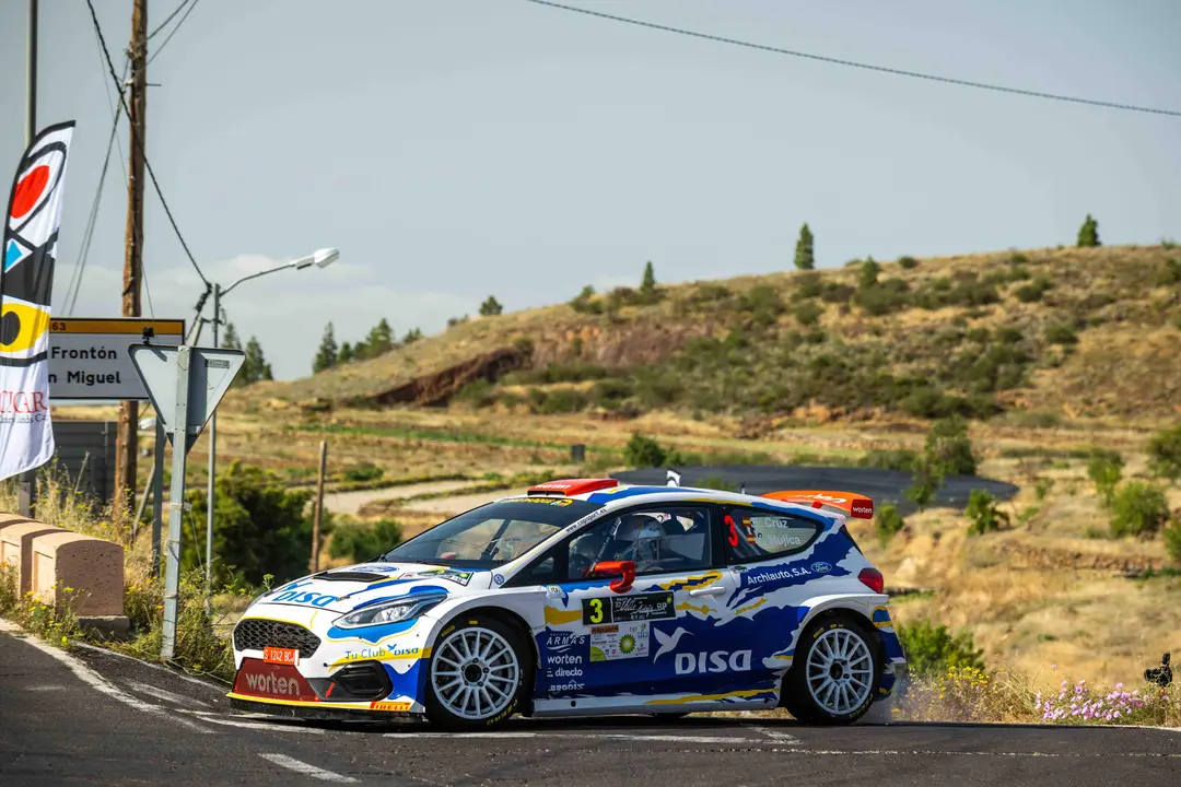 Vehículo participante en un rally.