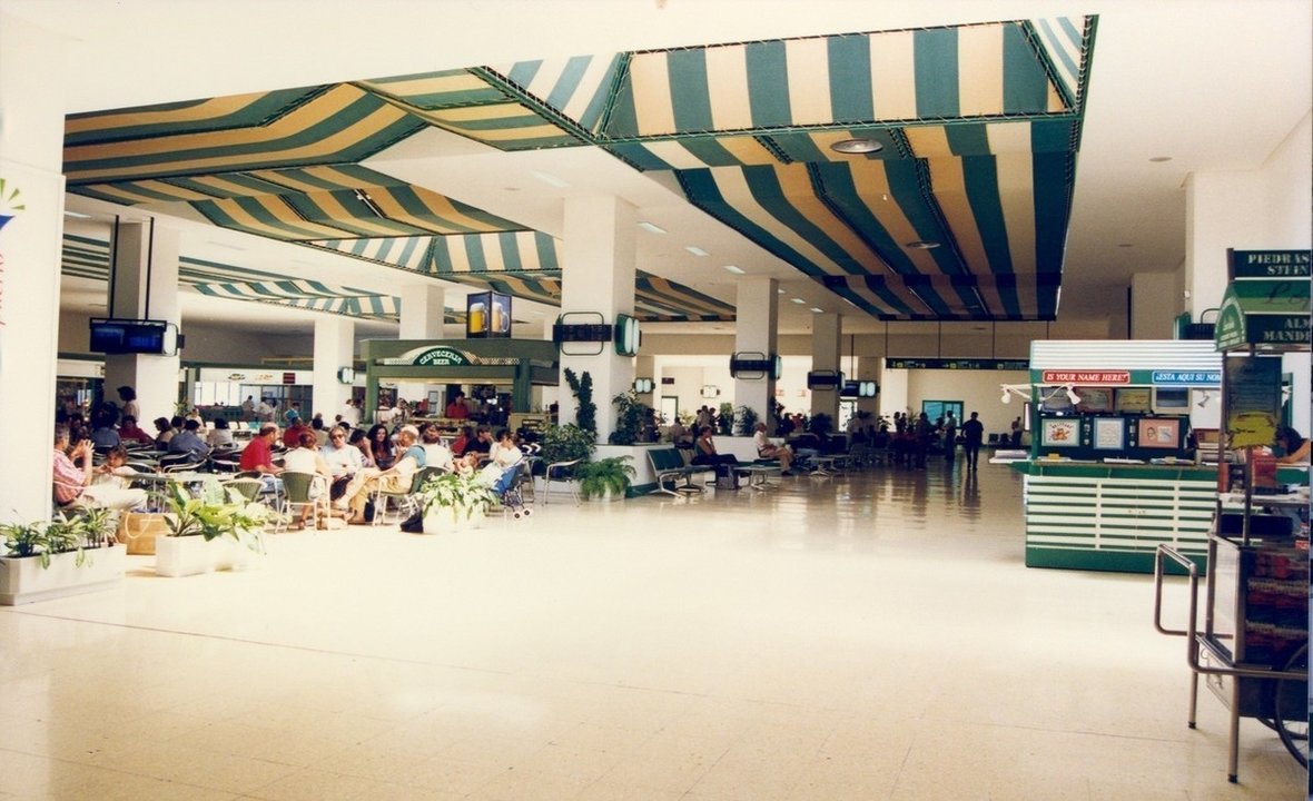 Interior de la antigua terminal del aeropuerto de Lanzarote. Foto Memoria Digital de Lanzarote.