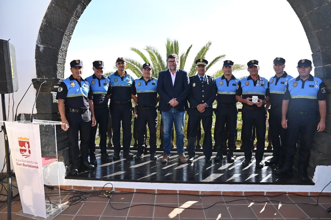 Policías Locales de San Bartolomé que han sido distinguidos.