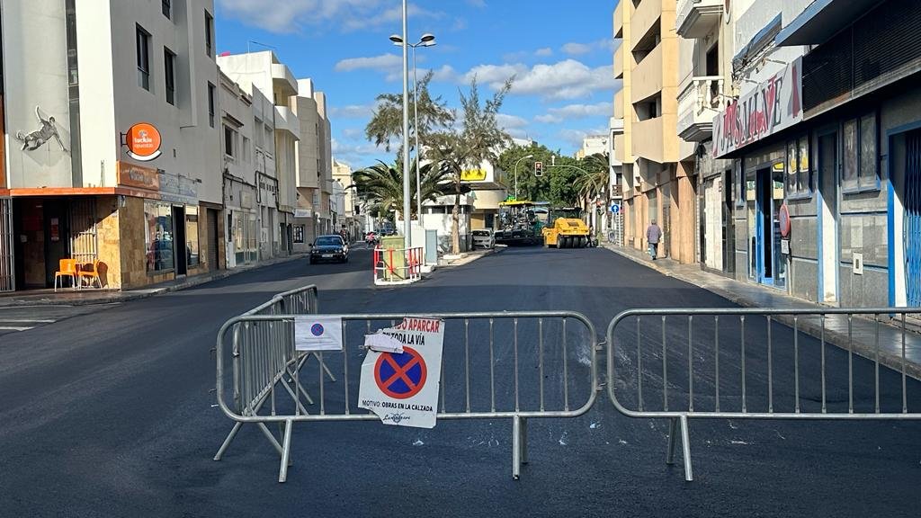 Calle cerrada por obras en Arrecife este 24 de noviembre.