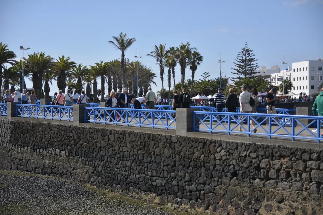 Turistas de paseo por los puentes del Charco.