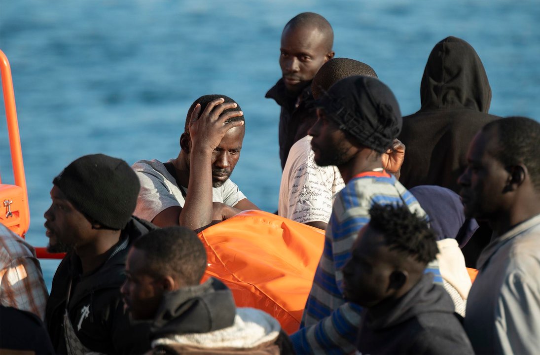 Personas migrantes rescatadas. Foto EFE, Adriel Perdomo.