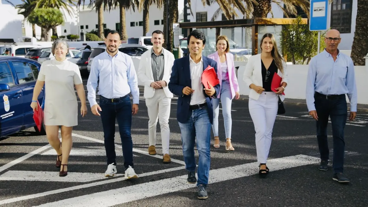 Marcos Bergaz junto al grupo municipal PSOE Teguise.