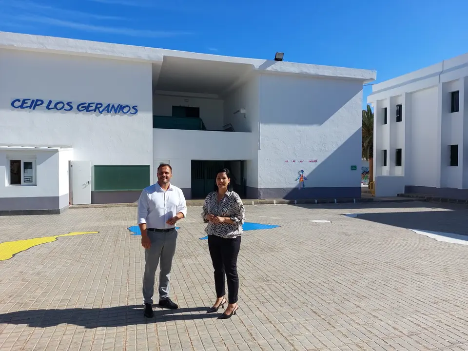 El alcalde de Arrecife, Yonathan de León, y la concejal de Educación Abigail González.