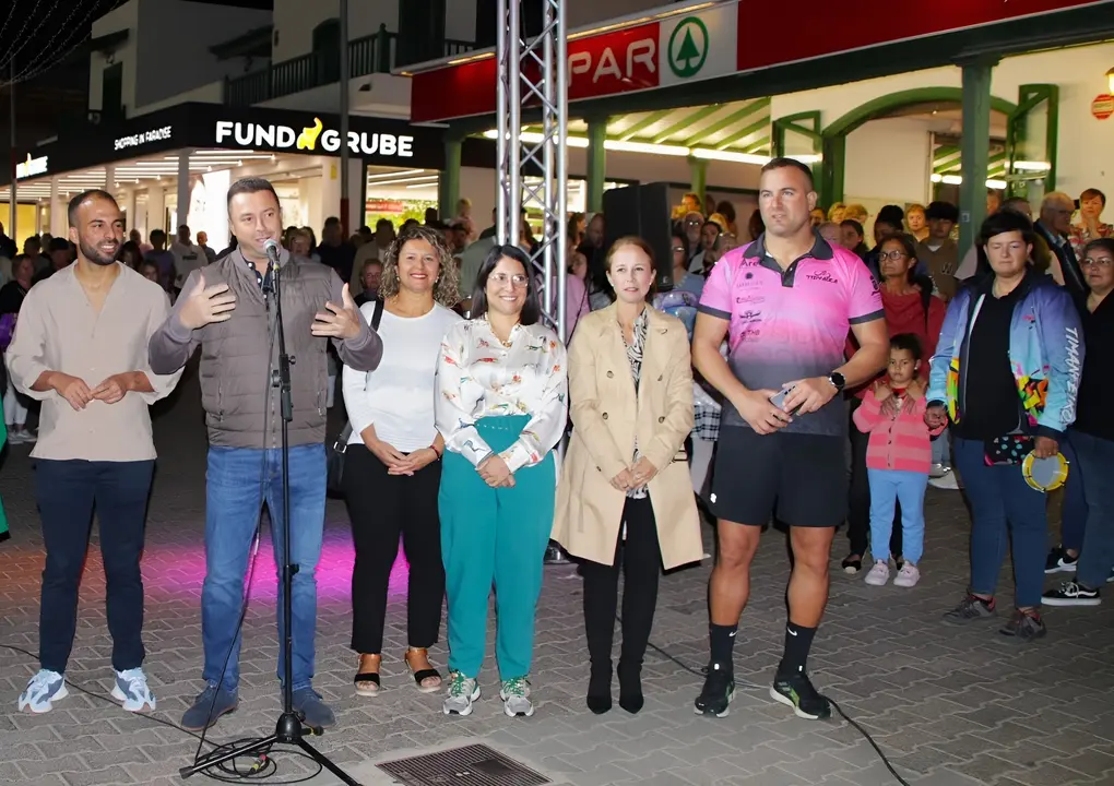 El Gobierno municipal en la Calle comercial Limones de Playa Blanca.