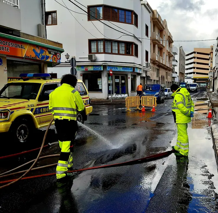 Dispositivo tras unas lluvias. Achique y limpieza en la Calle Portugal. Imagen de archivo.