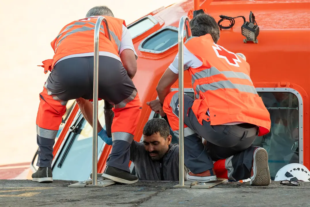 Persona migrante a su llegada a Puerto Naos. Foto EFE, Adriel Perdomo.