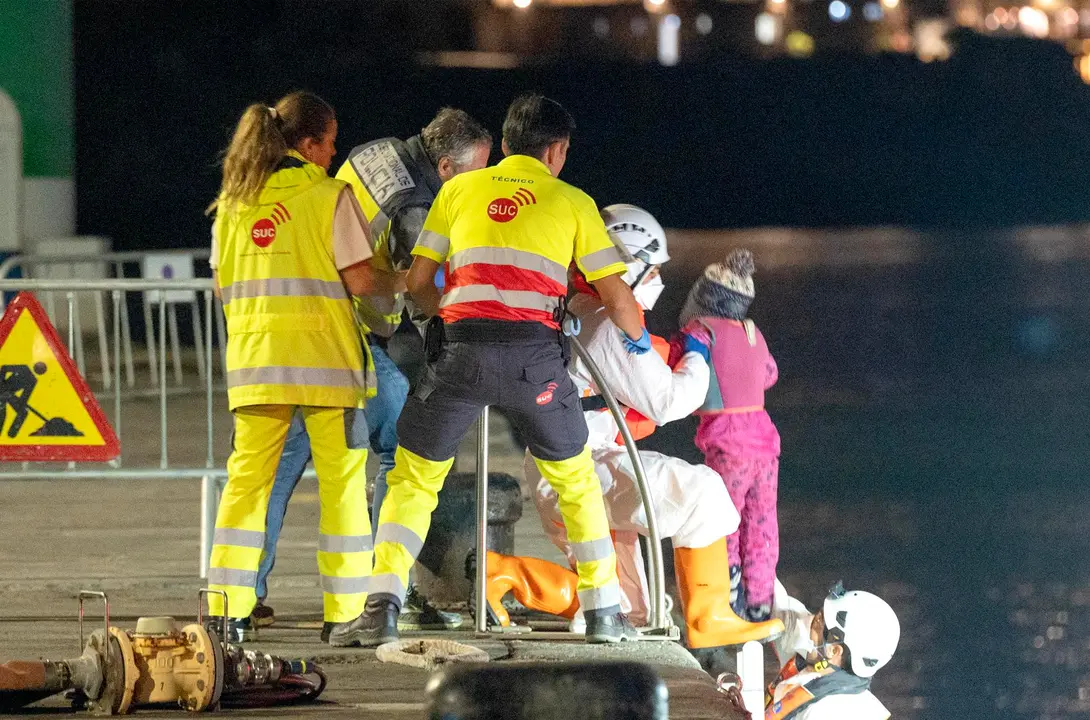 Menores migrantes desembarcando en Puerto Naos. Foto EFE, Adriel Perdomo.