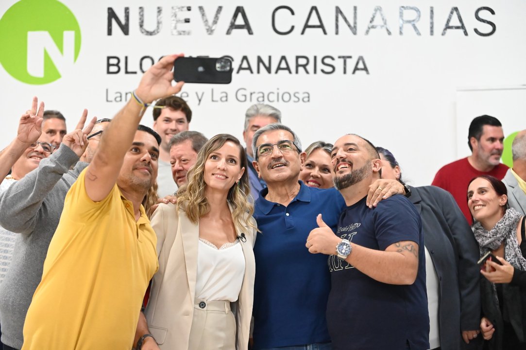 Román Rodríguez junto a dirigentes de Nueva Canarias en Arrecife.