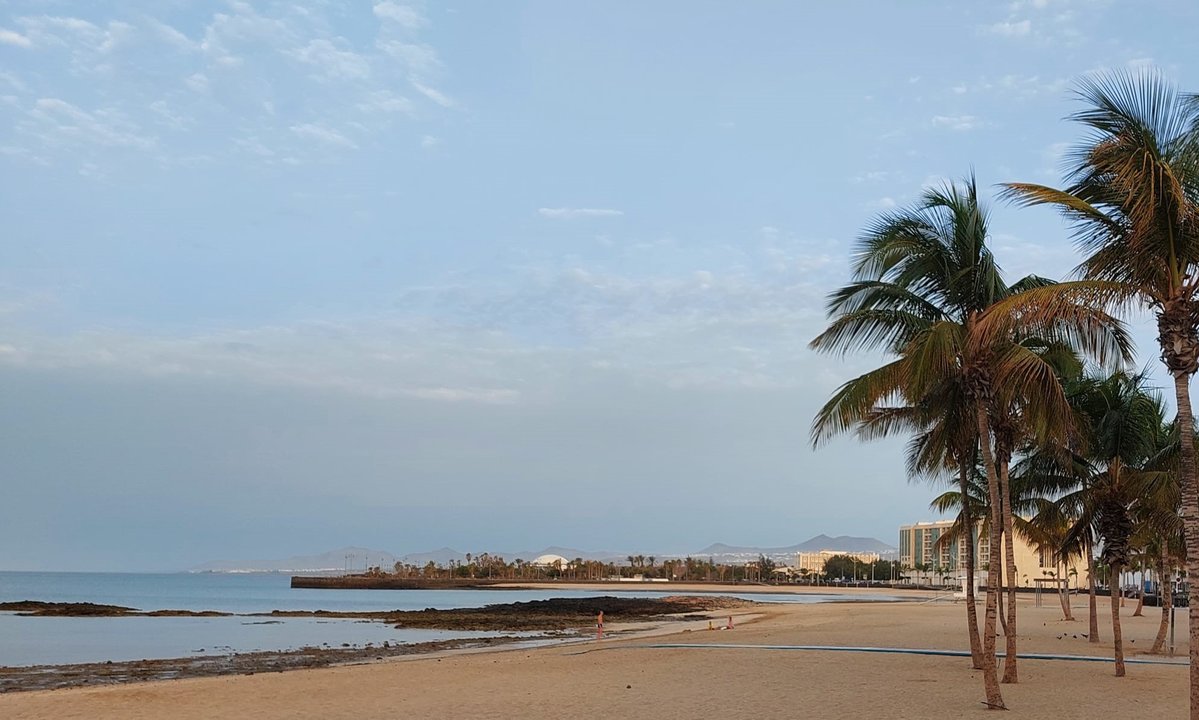 El Ayuntamiento reabre al baño la playa de El Reducto.