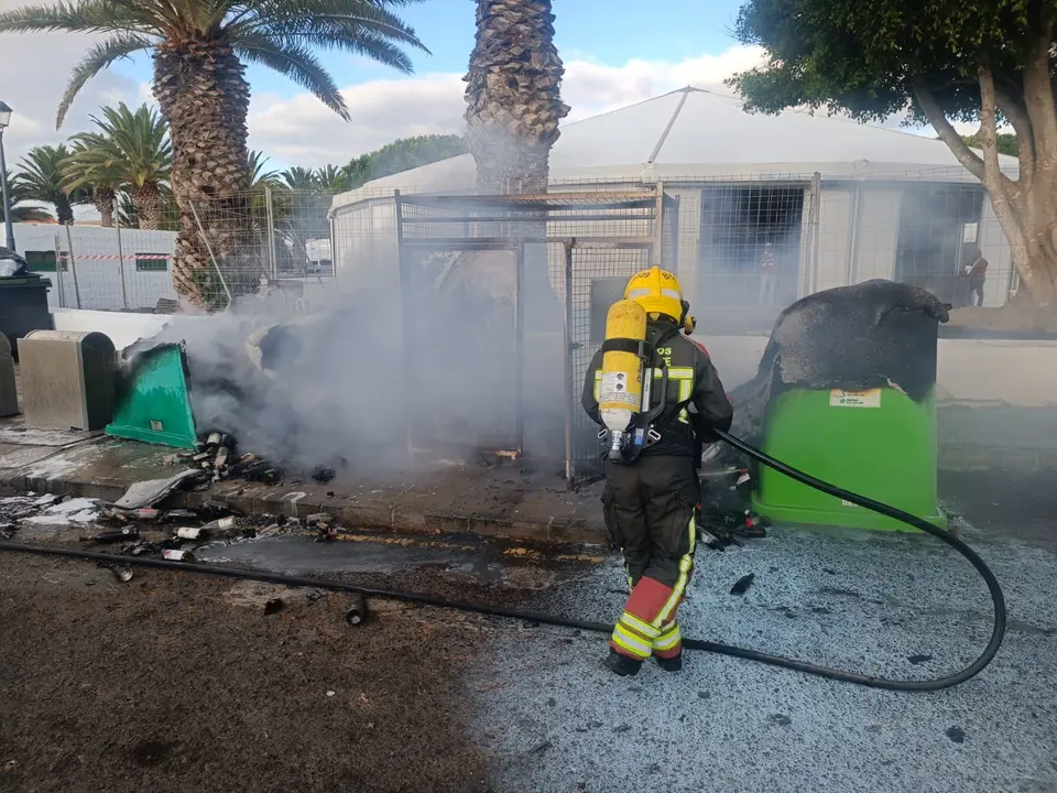 Los bomberos sofocan el fuego.