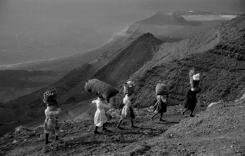 Grupo de gracioseras bajando El Risco tras vender pescado en los pueblos del norte. Javier Reyes Acuña.