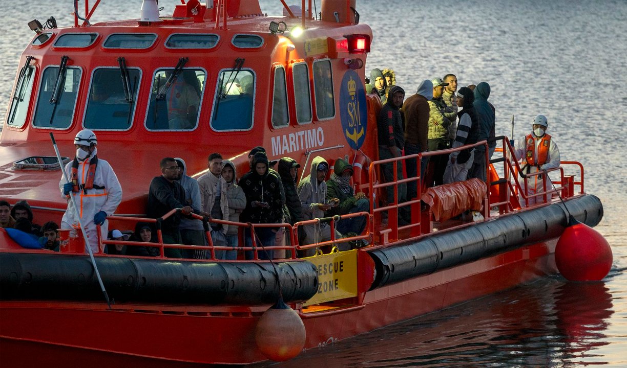 Embarcación de Salvamento Marítimo llegando a Naos con personas migrantes rescatadas. Foto Adriel Perdomo, EFE.