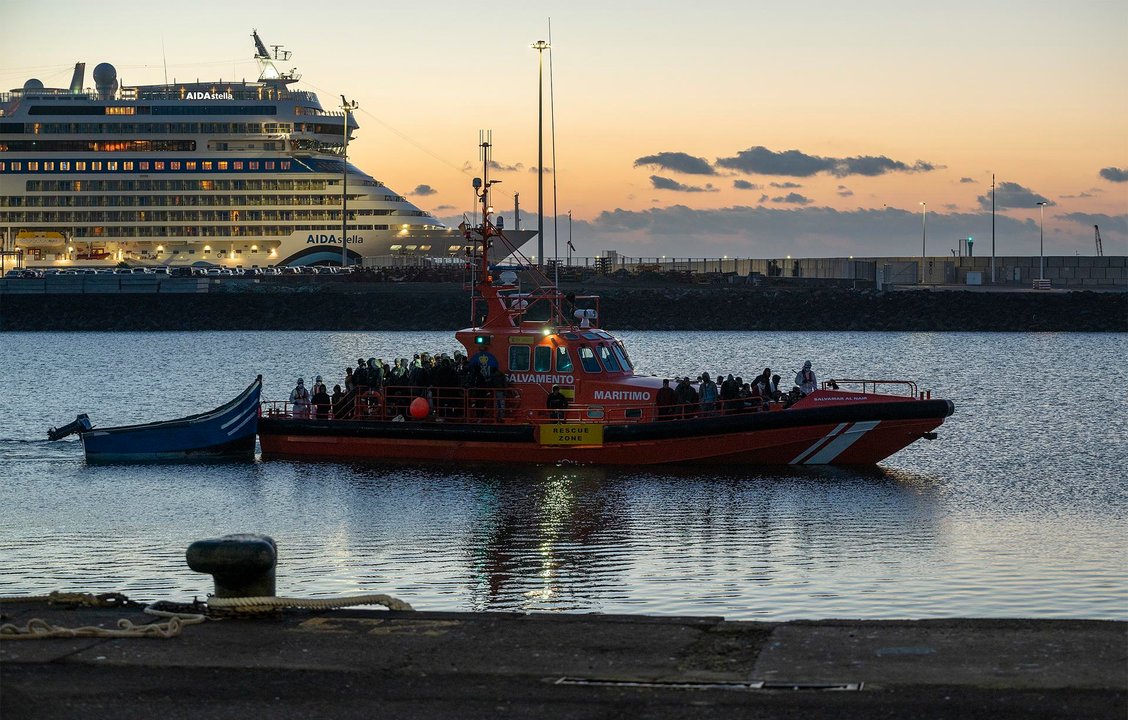 Embarcación de Salvamento Marítimo llegando a Puerto Naos. Foto Adriel Perdomo, EFE.