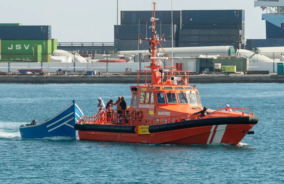 Embarcación de Salvamento Marítimo llegando a Puerto Naos. Foto Adriel Perdomo, EFE.