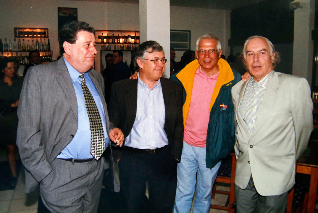 Luis Fajardo Spínola en la Sociedad Democracia junto a Enrique Pérez Parrilla, Jospe Borrell y Manuel Medina, en 2022. Foto JL Carrasco.