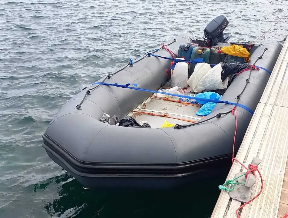 La zodiac amarrada en un pantalán del muelle de Órzola.