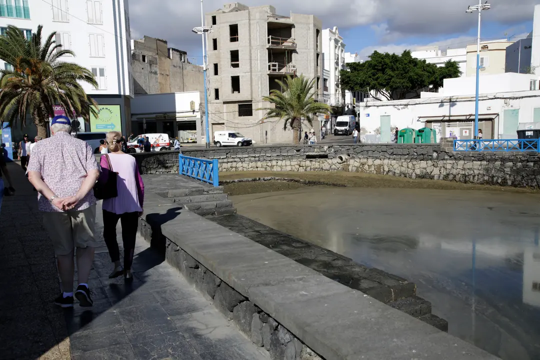 Capa de suciedad habitual en la superficie del agua en el Charco de San Ginés, en la zona de las Cuatro Esquinas. Foto JL Carrasco.