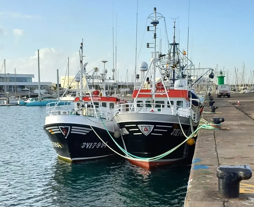 Barcos atracados en Puerto Naos, Arrecife. Foto José Juan Castro.