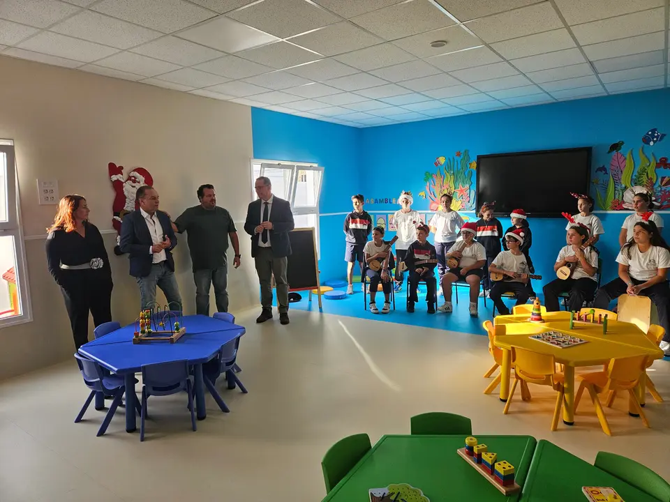 Visita Poli Suárez al el CEIP Guiguan, que este martes abre el aula del primer ciclo de Educación Infantil.