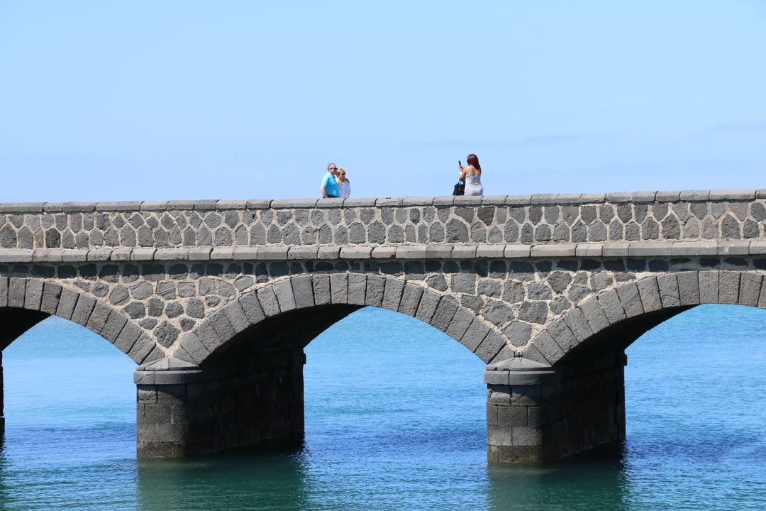 Turistas en los puentes, en Arrecife.