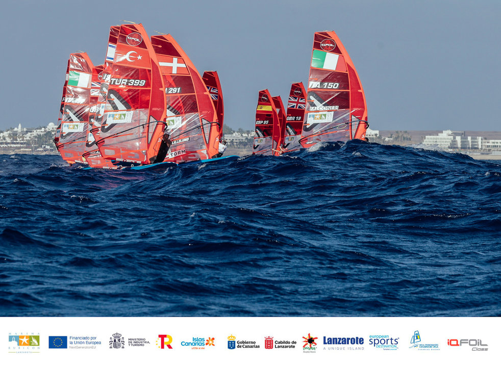 La flota de iQFOiL masculino compitiendo hoy en Lanzarote. © Sailing Energy, Marina Rubicón.