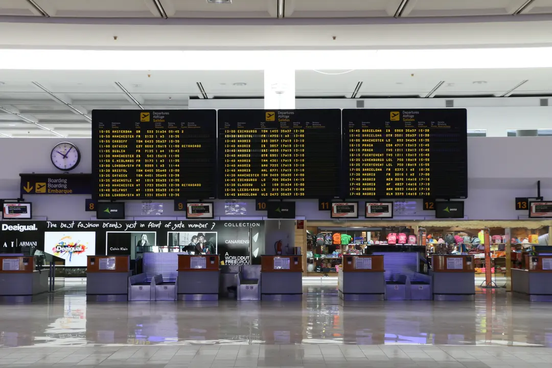 Pantalla indicadora de salidas de vuelos en la zona de mostradores de la Terminal 1.