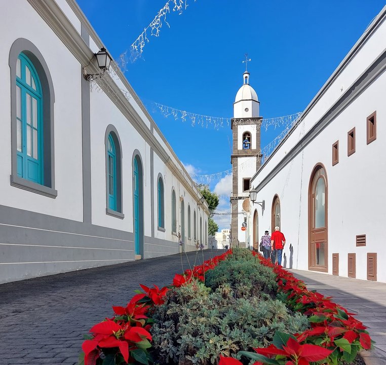 El entorno de la iglesia patronal de Arrecife luce en sus zonas verdes flores de Pascua.